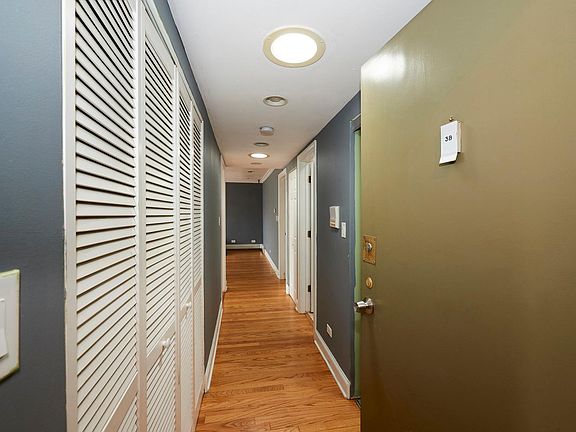 4th image of 2400 W Balmoral Ave APT 3B