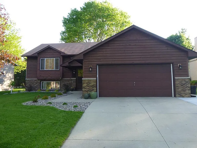 808 Chalet Dr NW — Photo 1