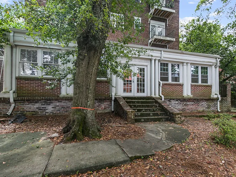 Chateau Avalon — Photo 9
