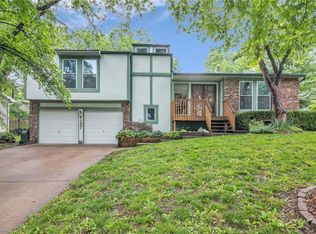 9137 Greenway Ln, Lenexa, KS 66215