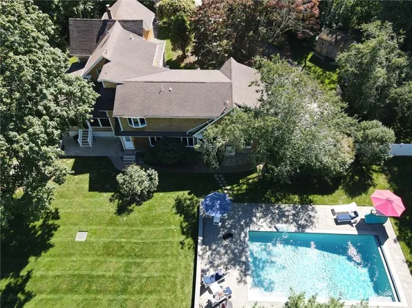 101 County Rd, Barrington, RI 02806