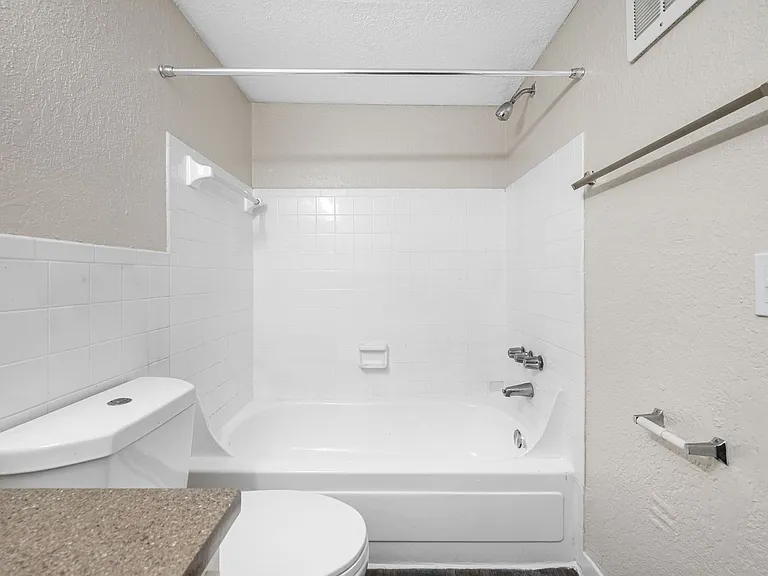 KC Flats Apartments — Photo 24