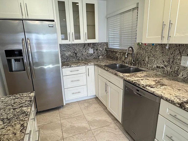 465 Craycroft Dr #1 — Photo 3