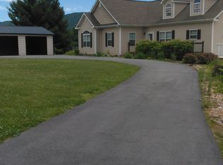 62 Hillcrest St, Cedar Bluff, VA 24609