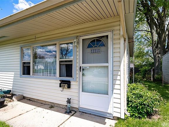 3rd image of 221 Rawson Dr