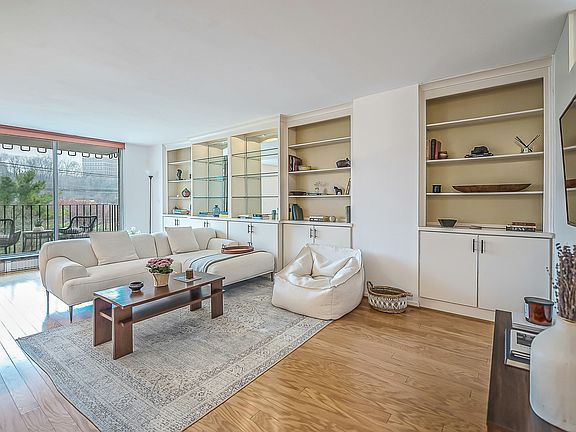 2nd image of 1050 Wall St APT 3D