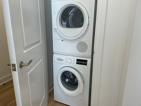 5th image of 160 E 48th St #3C0