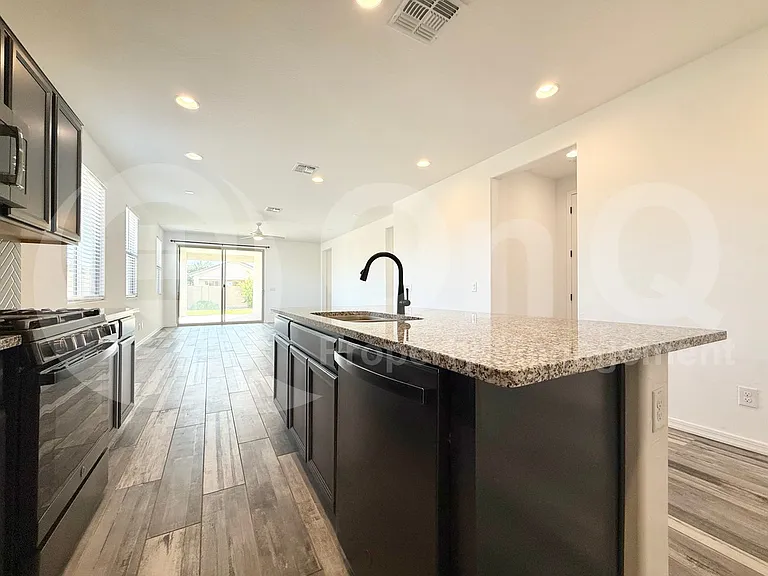 349 E Hawaii Dr — Photo 6