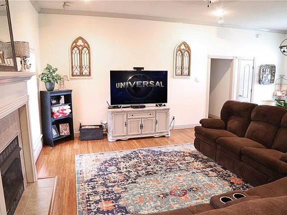4th image of 2404 Barrington Dr