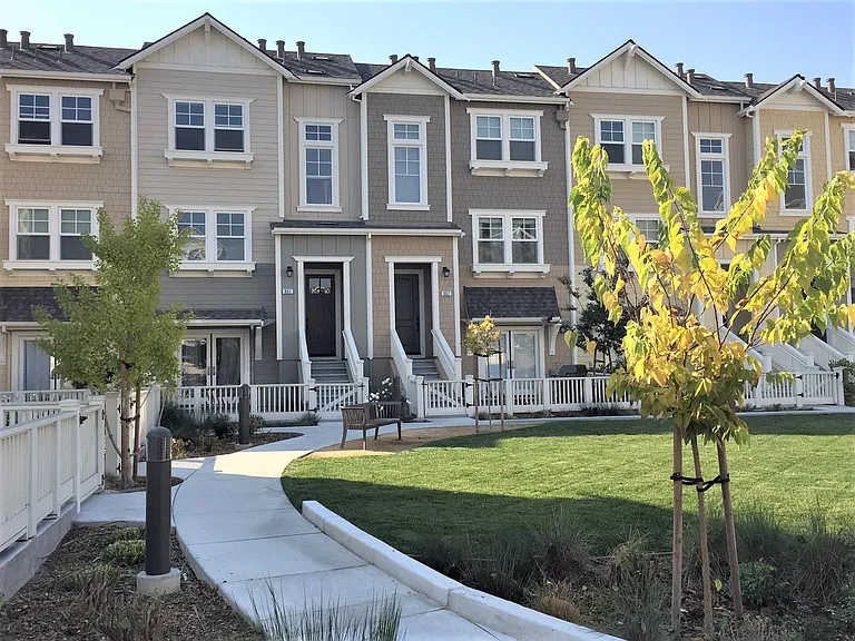 861 Sycamore Loop — Photo 2