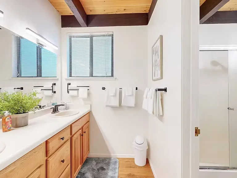 1001 Commonwealth Dr — Photo 1