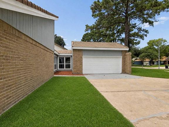 3rd image of 3807 Saratoga Dr