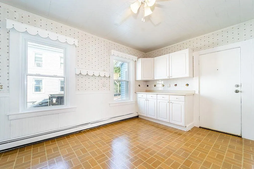 3 bed, 900 sqft, $2,200 — Photo 1