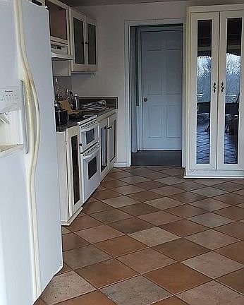 Kitchen w/large food pantry