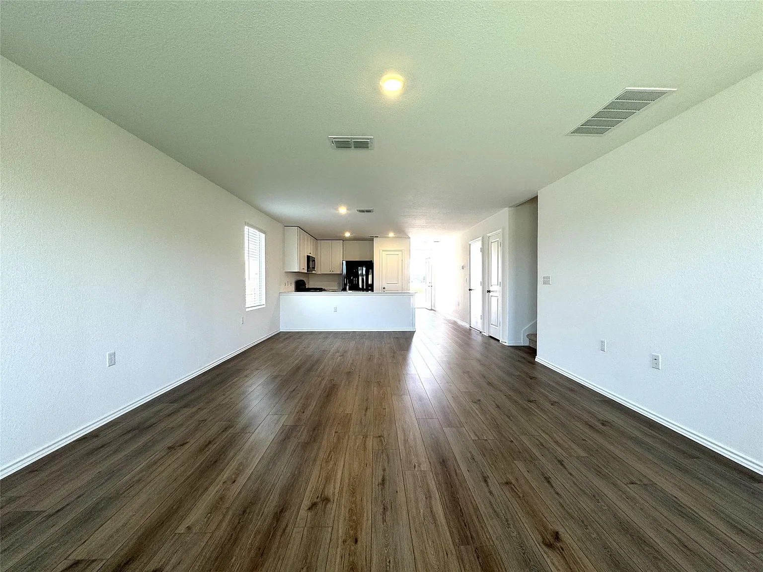 4 bed, 2.5 bath, 1874 sqft, $2,150 — Photo 3