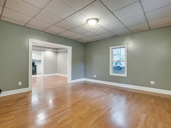 4th image of 403 W Poplar St