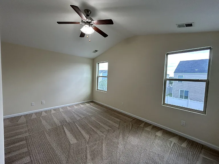 250 Bender St — Photo 11