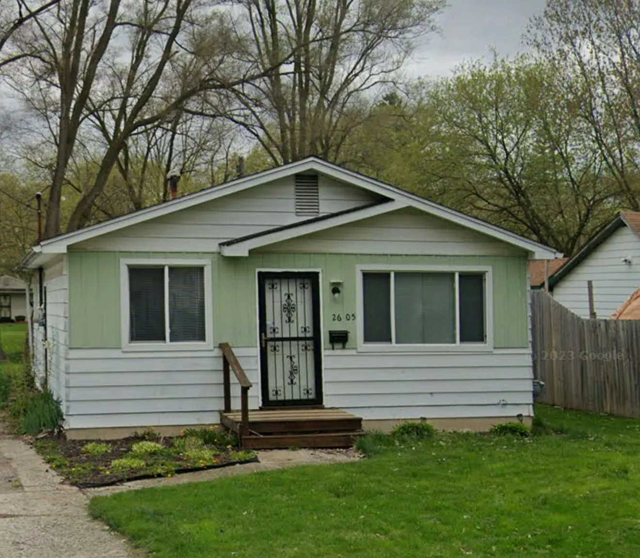 3 bed, 945 sqft, $950 — Photo 1