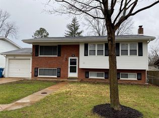 58 Hillcrest Blvd, Ballwin, MO 63021