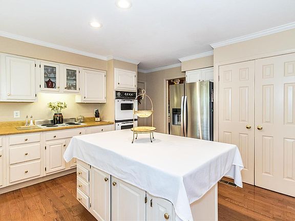 5th image of 2140 Park Forest Dr