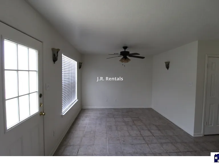 2412 Skylark Cir — Photo 5
