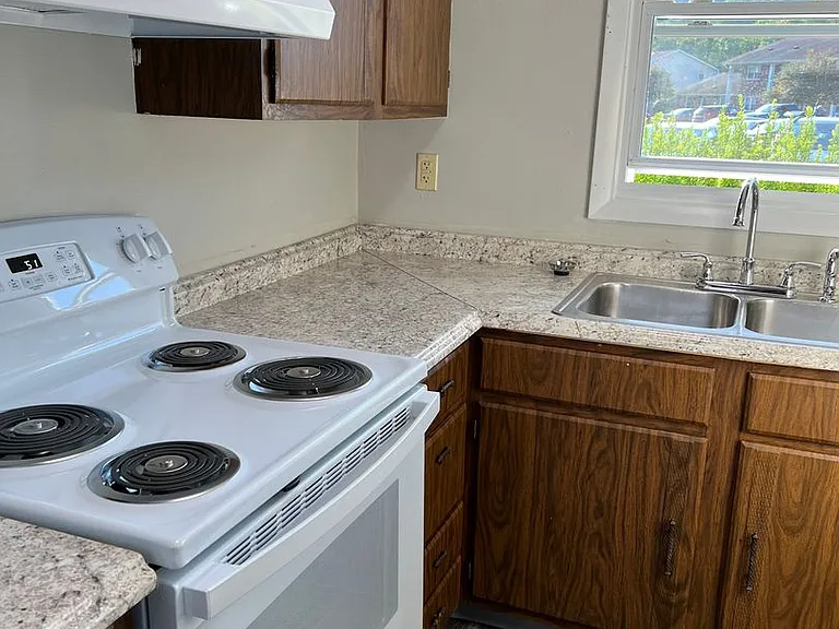 Slate Creek Apartments & Townhomes — Photo 41