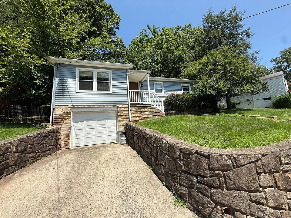908 Churchill Cir