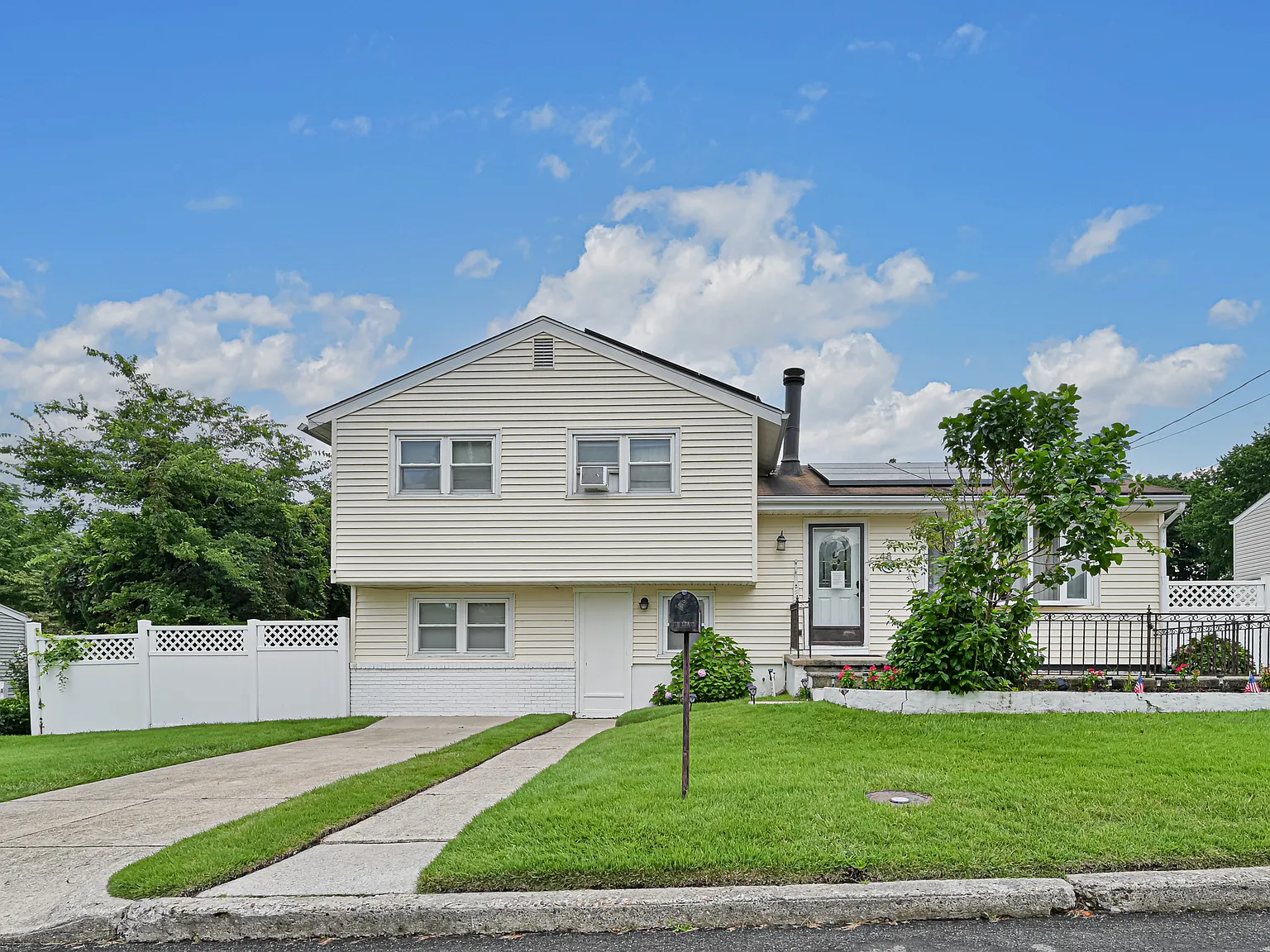 4 bed, 2.5 bath, 2156 sqft, $2,600 — Photo 1