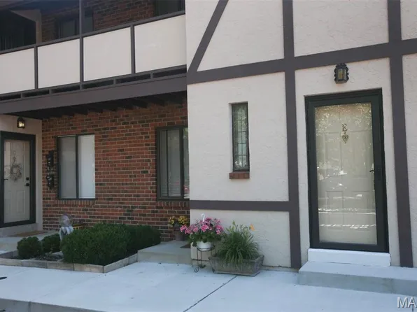 321 Barrington Sq #E, Saint Louis, MO 63122