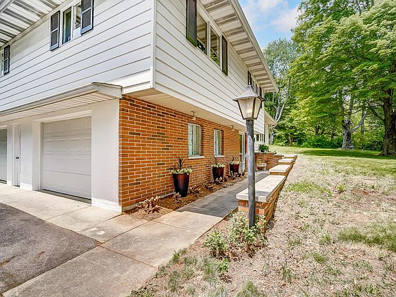 3rd image of 80 Pine Village Dr