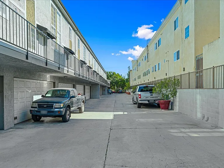18547 Saticoy St #10 — Photo 18