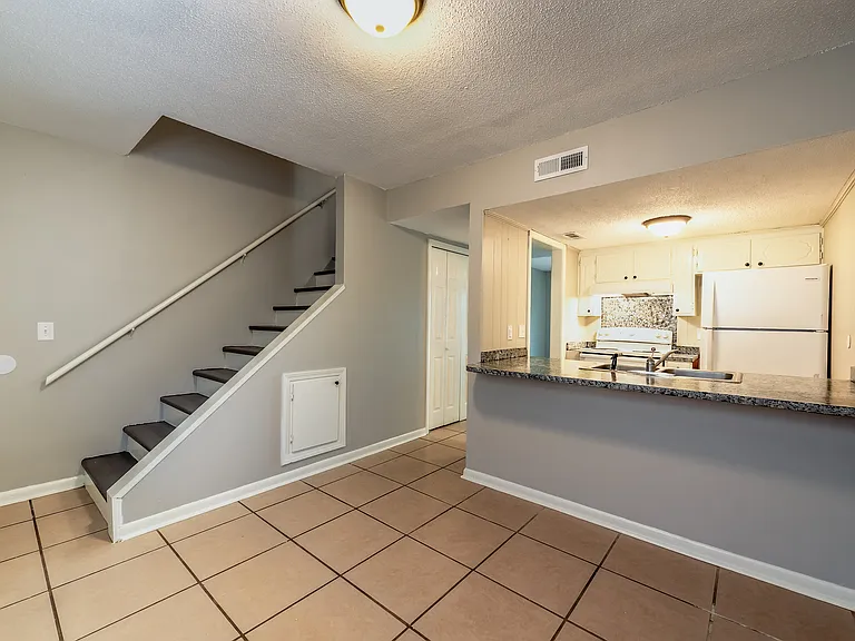200 Plaza Dr #6 — Photo 16