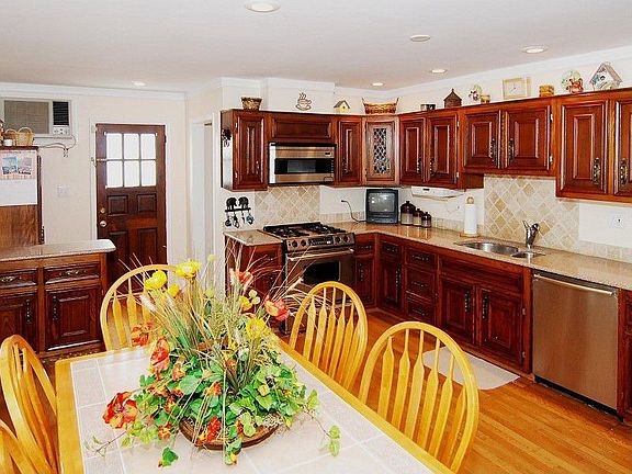 Large, Eat-in Kitchen