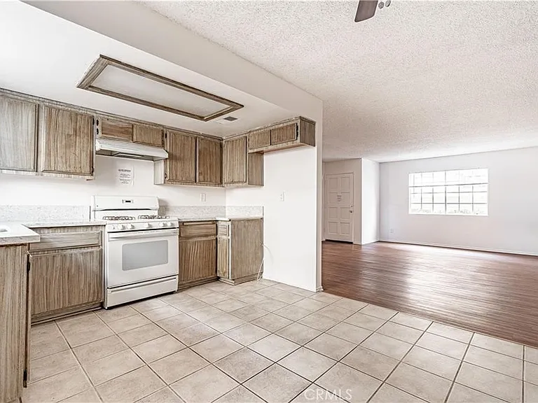415 W Center St — Photo 9