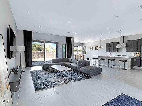 4th image of 1118 E Paseo Way