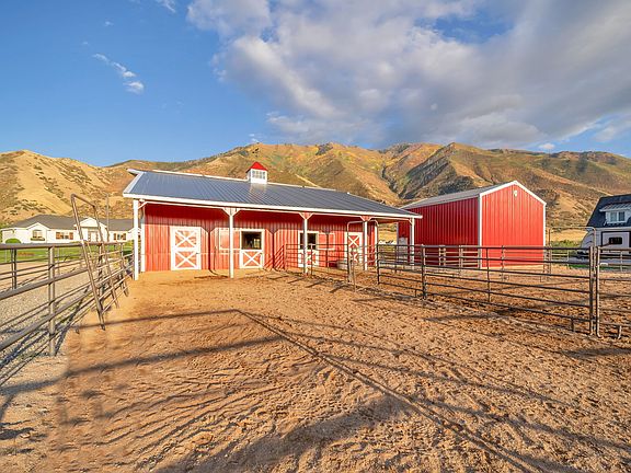 4th image of 748 E Sierra View Dr