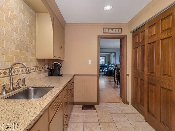5th image of 203 W Ash St