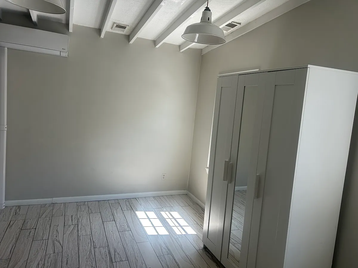 Building Photo - 621 Wythe St #2