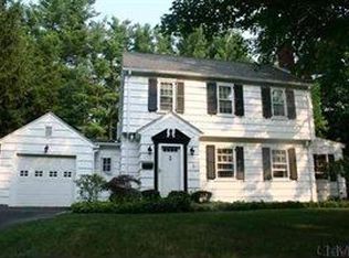 8 Center Ln, Delmar, NY 12054