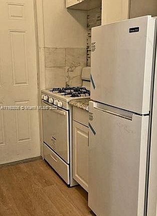 3rd image of 928 NW 23rd Ct