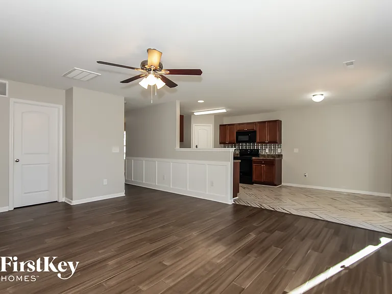 1544 Pecan Ln — Photo 4
