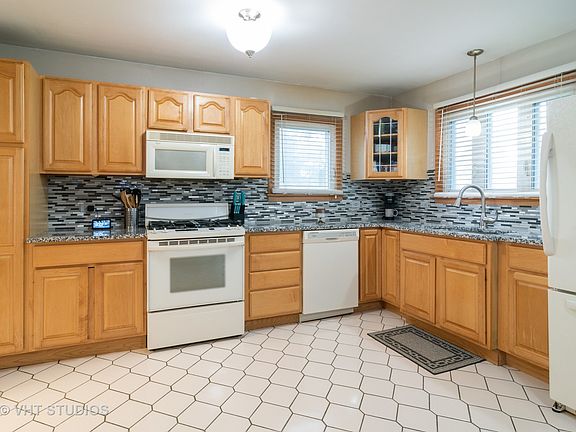 3rd image of 860 N Roberta Ave