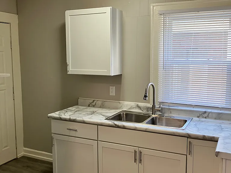 936 N Riley Ave — Photo 10