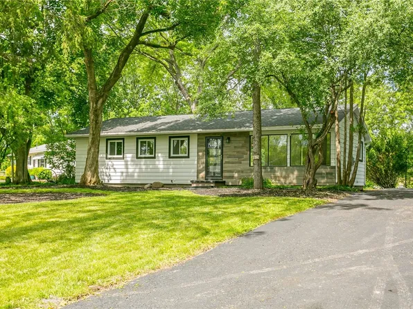 97 Holiday Rd, Rochester, NY 14623