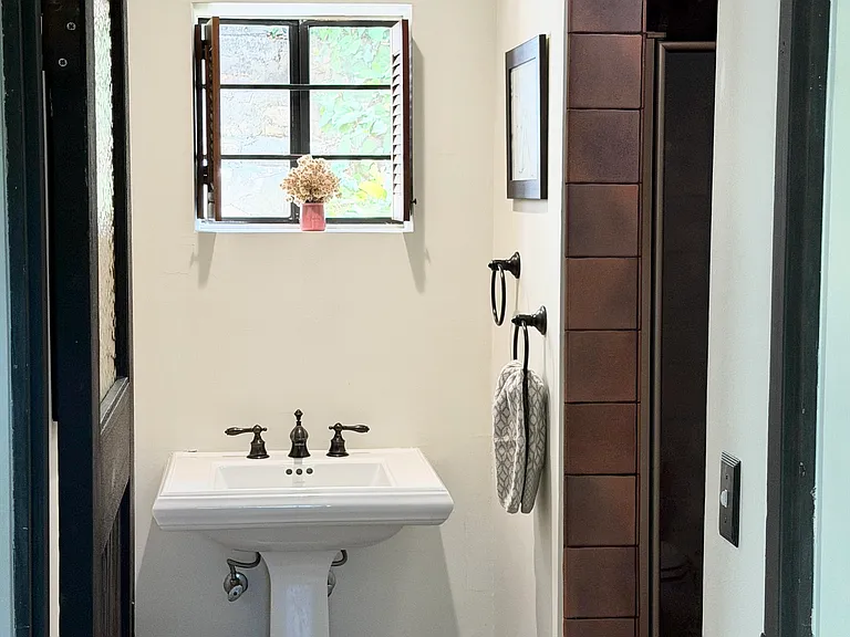 4067 Glenalbyn Dr — Photo 9