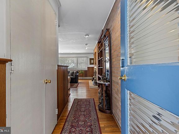 2nd image of 905 Heathdale Ln