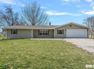 612 S Main St, Witt, IL 62094