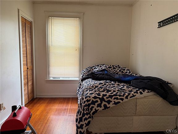 4th image of 307 Graves St