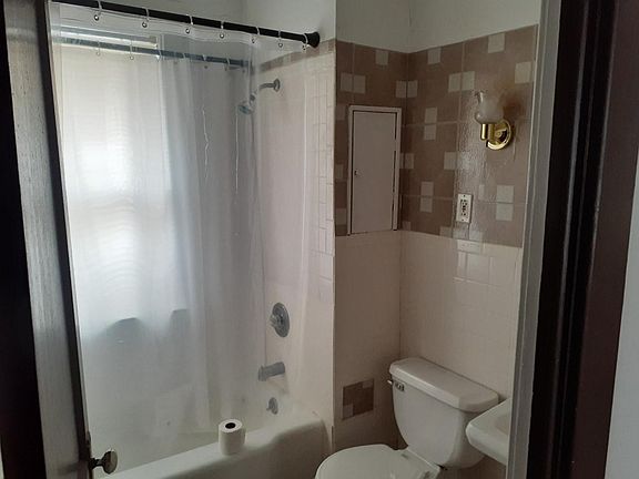 2nd image of 814 Washington Pl #2