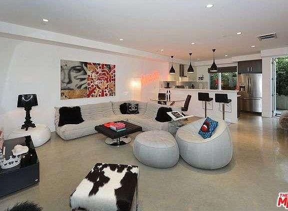 3rd image of 811 19th St APT 3